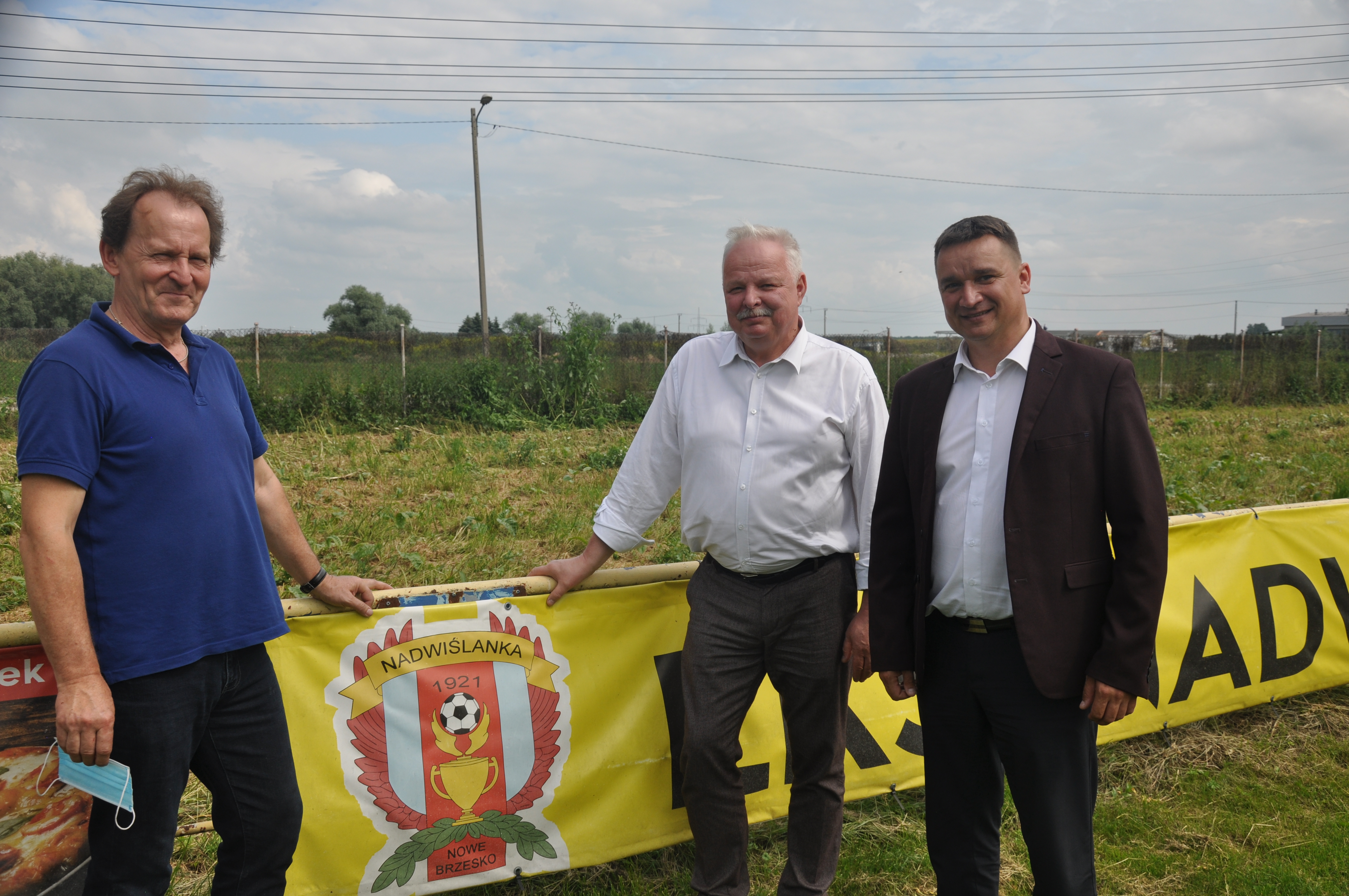 Pan prof. Włodzimierz Bernacki Senator RP, Pan Jacek Osuch Sekretarz stanu w Ministerstwie Sportu oraz Pan Krzysztof Madejski Burmistrz Gminy i Miasta Nowe Brzesko na terenie stadionu LKS Nadwiślanka Nowe Brzesko.