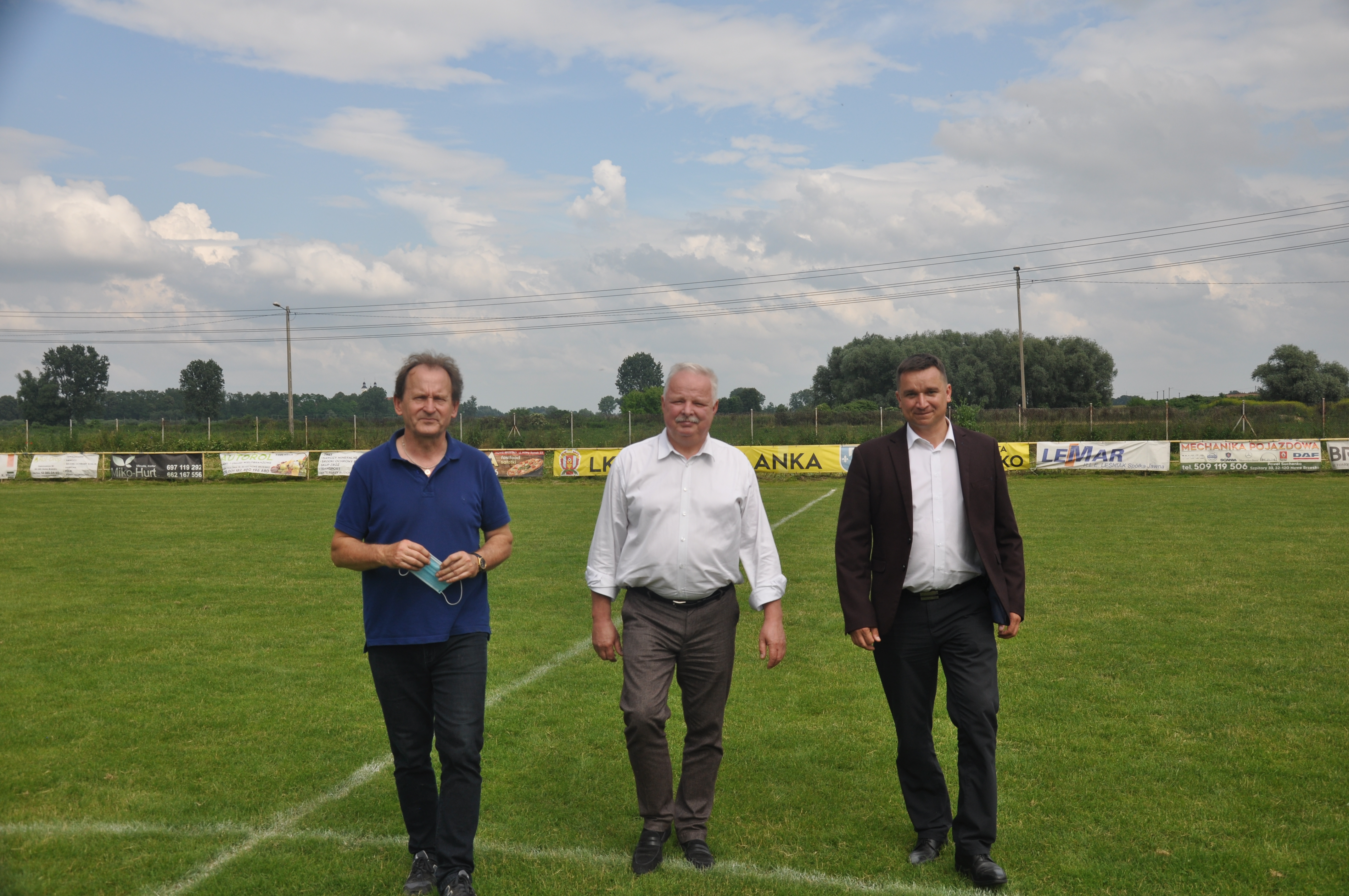 Pan prof. Włodzimierz Bernacki Senator RP, Pan Jacek Osuch Sekretarz stanu w Ministerstwie Sportu oraz Pan Krzysztof Madejski Burmistrz Gminy i Miasta Nowe Brzesko na terenie stadionu LKS Nadwiślanka Nowe Brzesko.