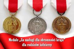 Rodzice żołnierzy uhonorowani medalami „Za zasługi dla obronności kraju”.